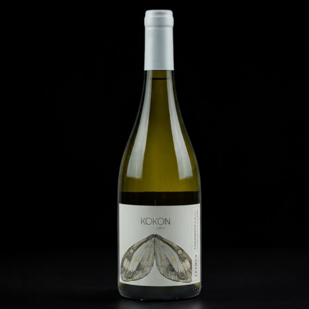 Botella de vino blanco La Sirca Boutique Winery Kokon Chardonnay con etiqueta ilustrada de una polilla