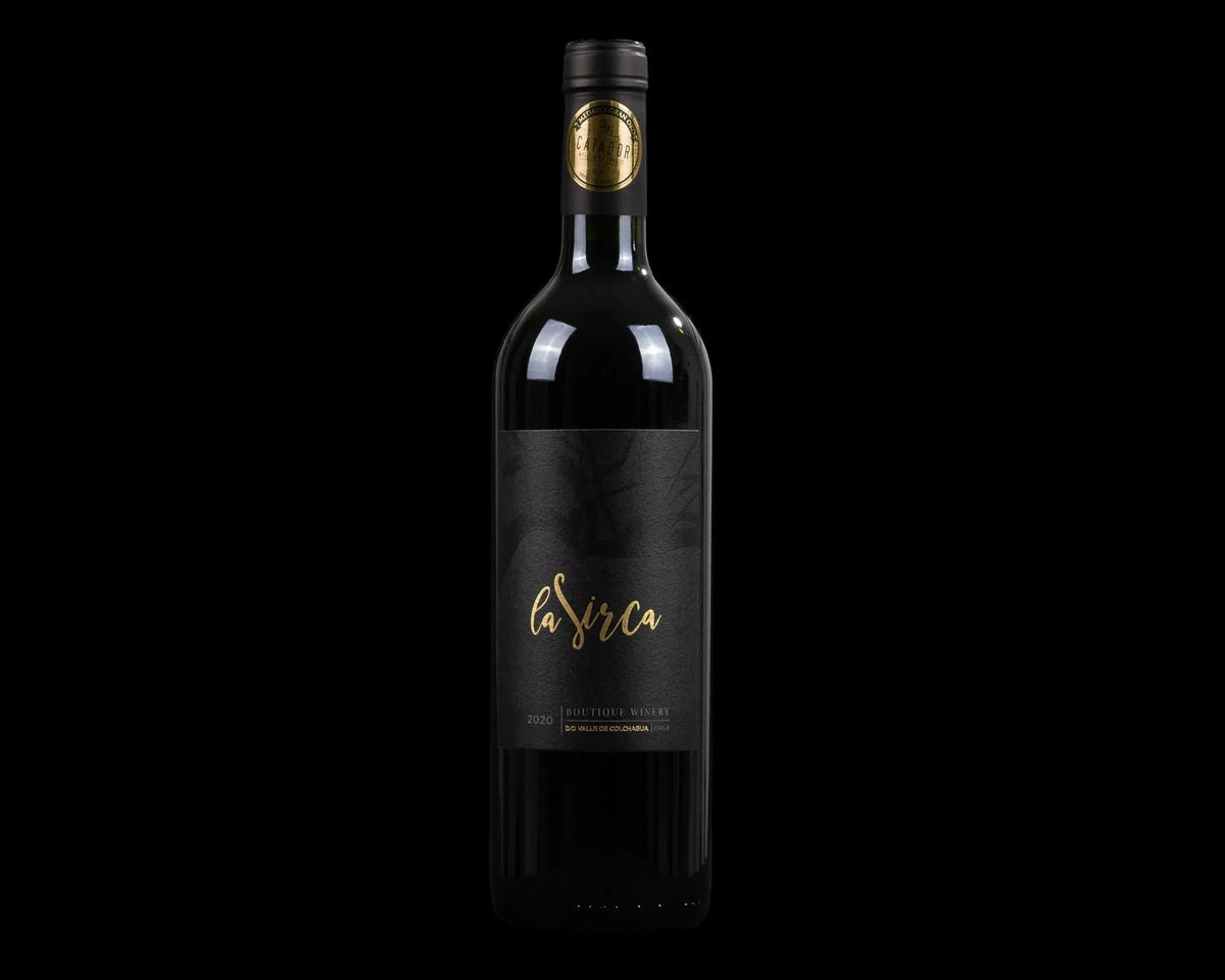 Botella de vino tinto La Sirca Boutique Winery Red Blend con etiqueta negra elegante sobre fondo oscuro