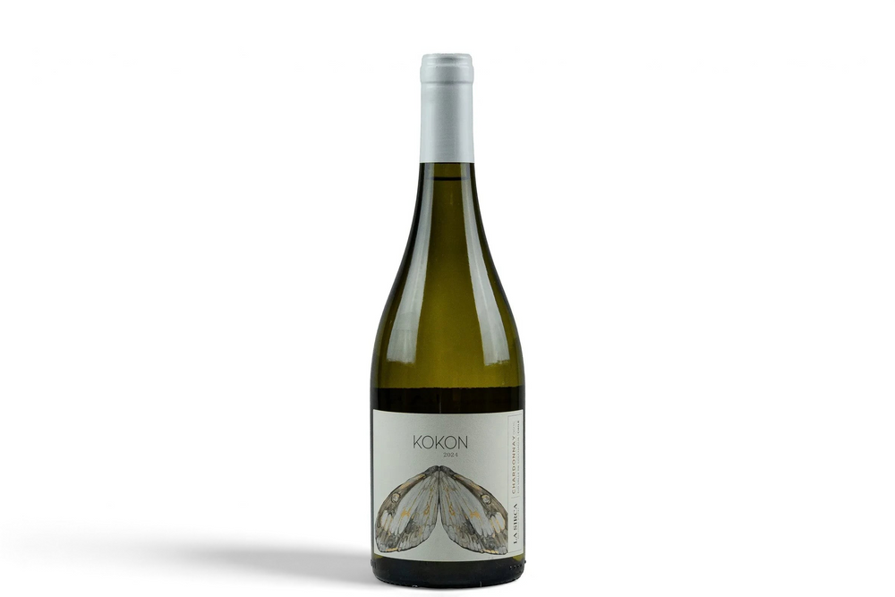Botella de vino blanco La Sirca Boutique Winery Kokon Chardonnay 2024 con etiqueta ilustrada de una polilla