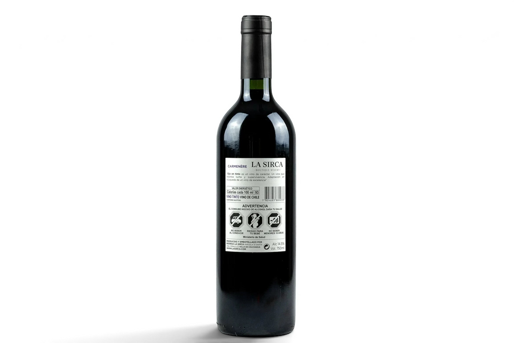 Botella de vino tinto Ojo en Tinto Carmenere de La Sirca Boutique Winery con etiqueta artística sobre fondo blanco