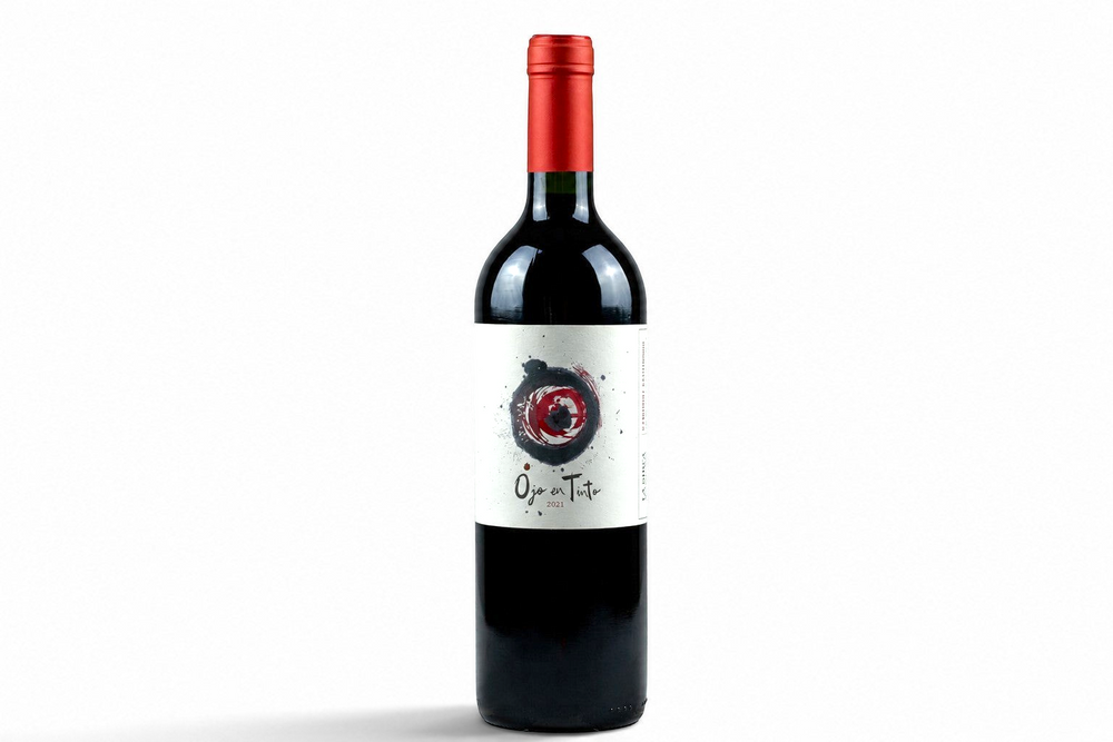 Botella de vino tinto La Sirca Boutique Winery Ojo en Tinto Cabernet Sauvignon con etiqueta artística minimalista sobre fondo blanco