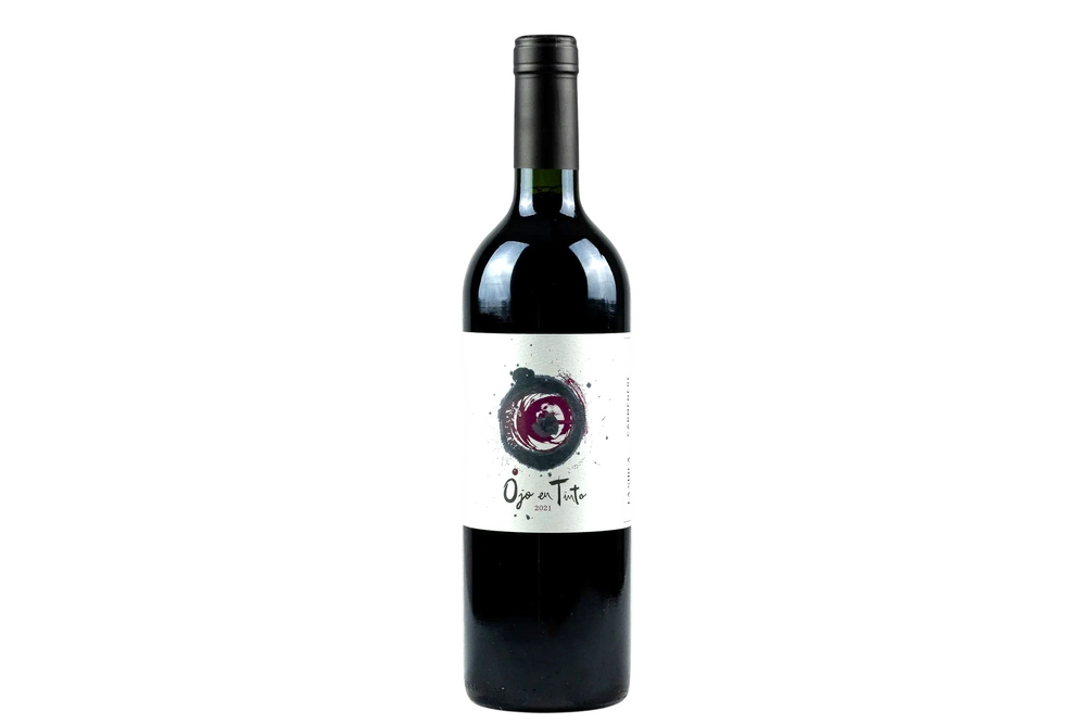 Botella de vino tinto Ojo en Tinto Carmenere de La Sirca Boutique Winery con etiqueta artística sobre fondo blanco