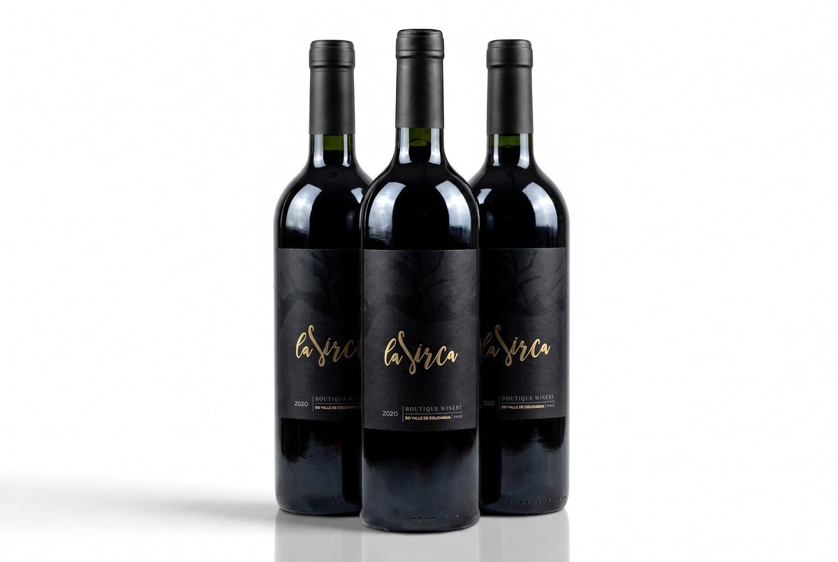 Tres botellas de vino tinto La Sirca Red Blend con etiqueta negra elegante y letras doradas sobre fondo blanco