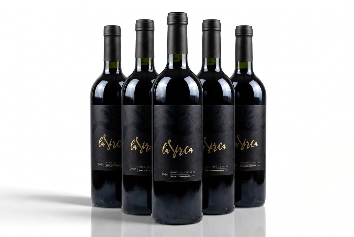 Seis botellas de vino tinto La Sirca Boutique Winery Red Blend con etiqueta negra elegante sobre fondo blanco