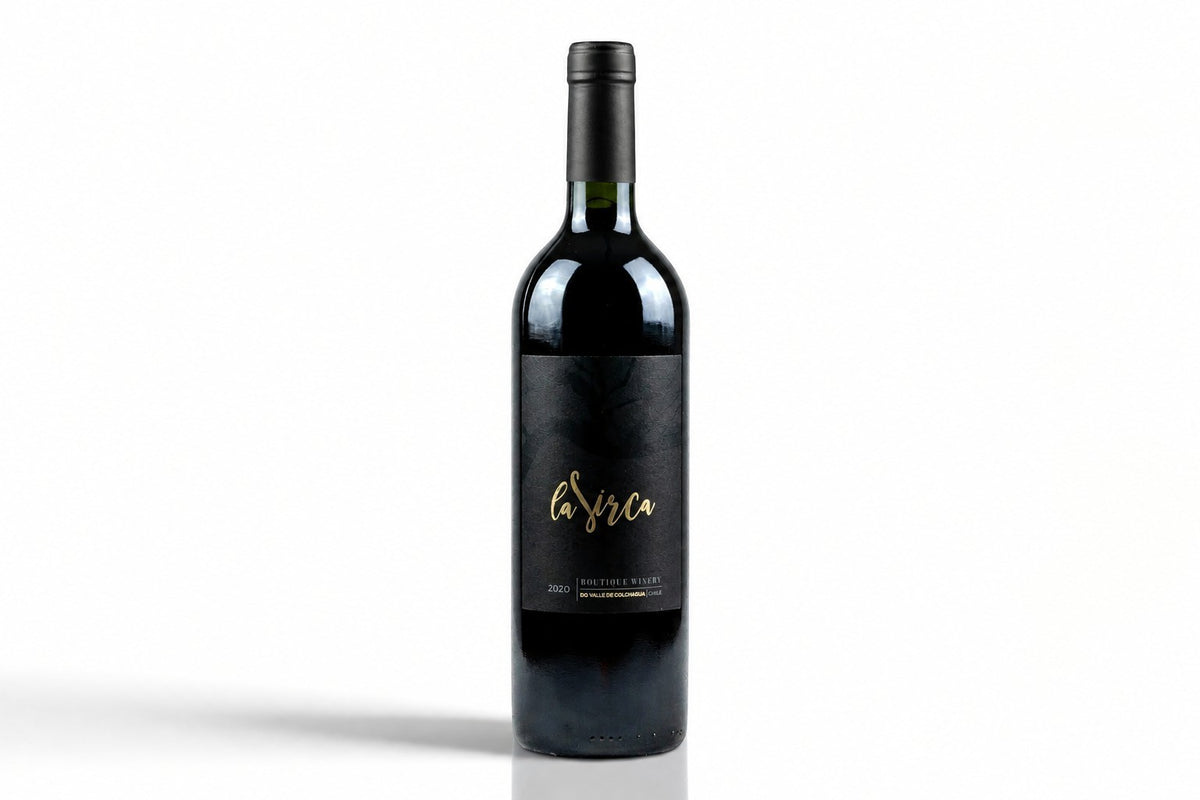 Botella de Vino Tinto La Sirca Red Blend del Valle de Colchagua con etiqueta negra elegante y letras doradas