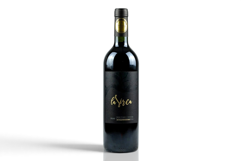 Botella de vino tinto La Sirca Boutique Winery Red Blend 2020 con etiqueta minimalista negra y letras doradas