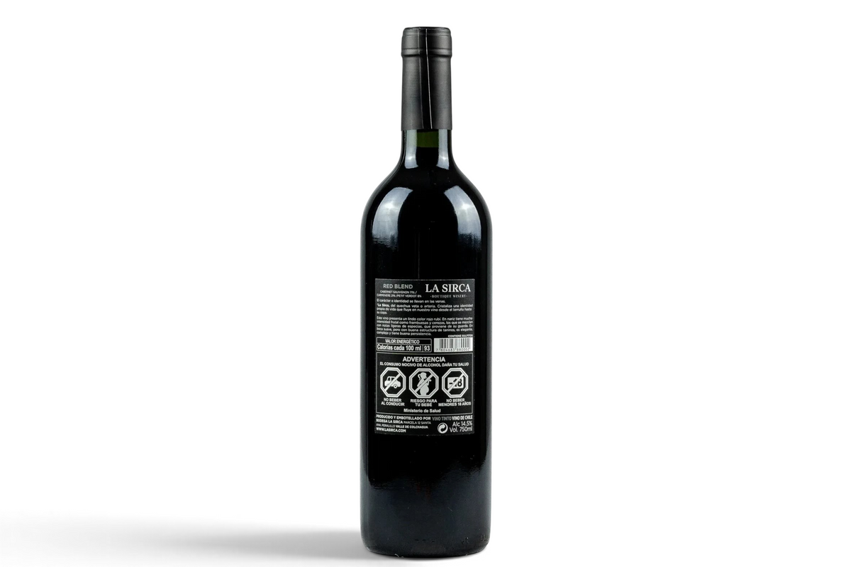 Botella de vino tinto La Sirca Boutique Winery Red Blend con etiqueta informativa trasera sobre fondo blanco