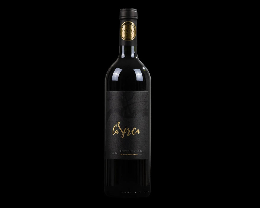 Botella de vino tinto La Sirca Red Blend del Valle de Colchagua con etiqueta negra elegante y letras doradas