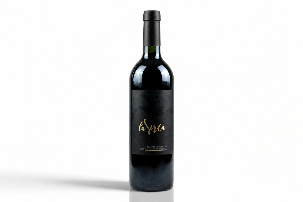 Botella de vino tinto La Sirca Red Blend del Valle de Colchagua con etiqueta negra elegante y letras doradas