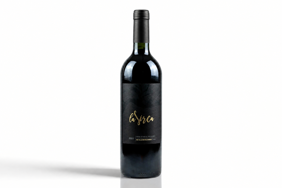 Botella de vino tinto La Sirca Red Blend del Valle de Colchagua con etiqueta negra elegante y letras doradas